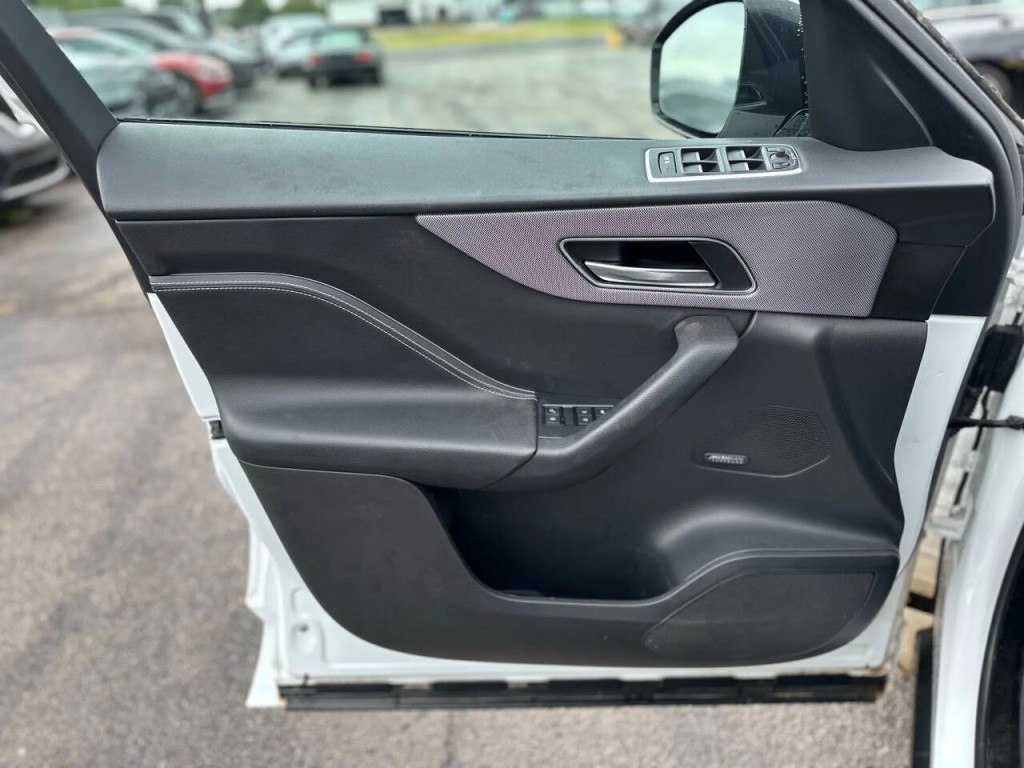 2019 Jaguar F-PACE Image 19