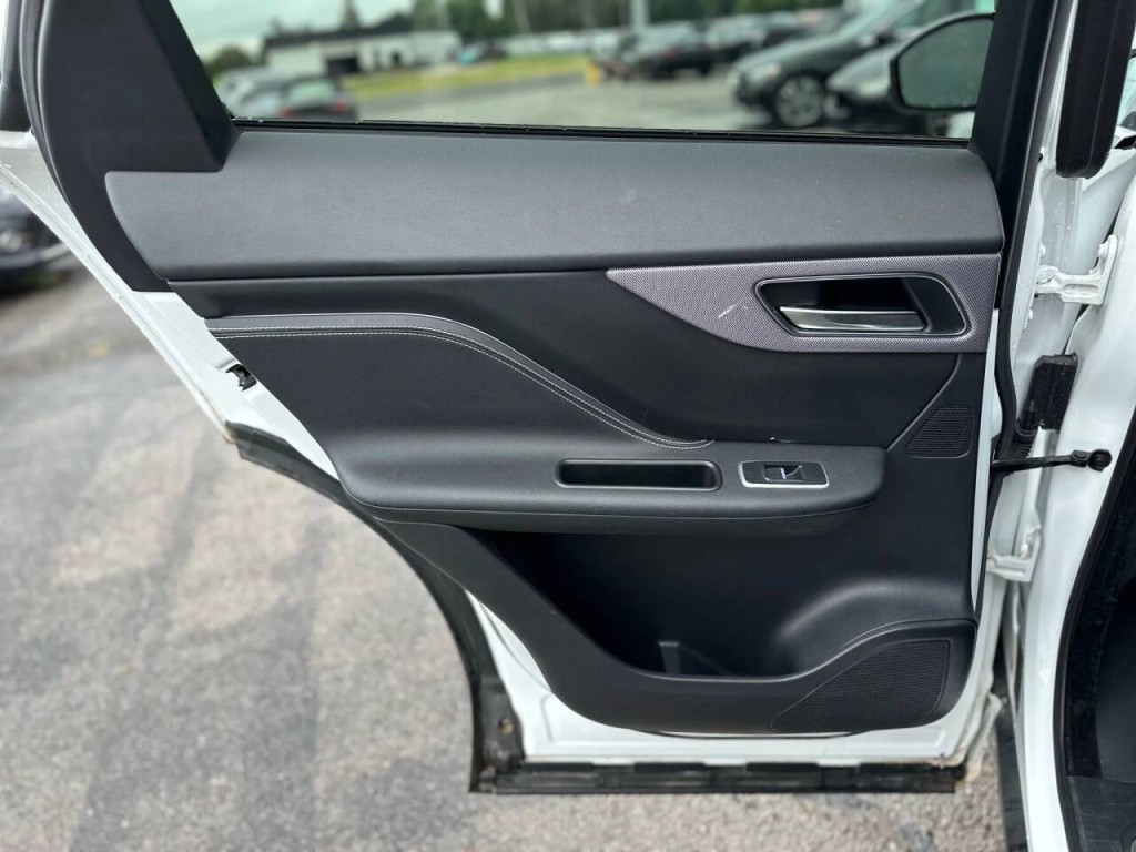 2019 Jaguar F-PACE Image 20
