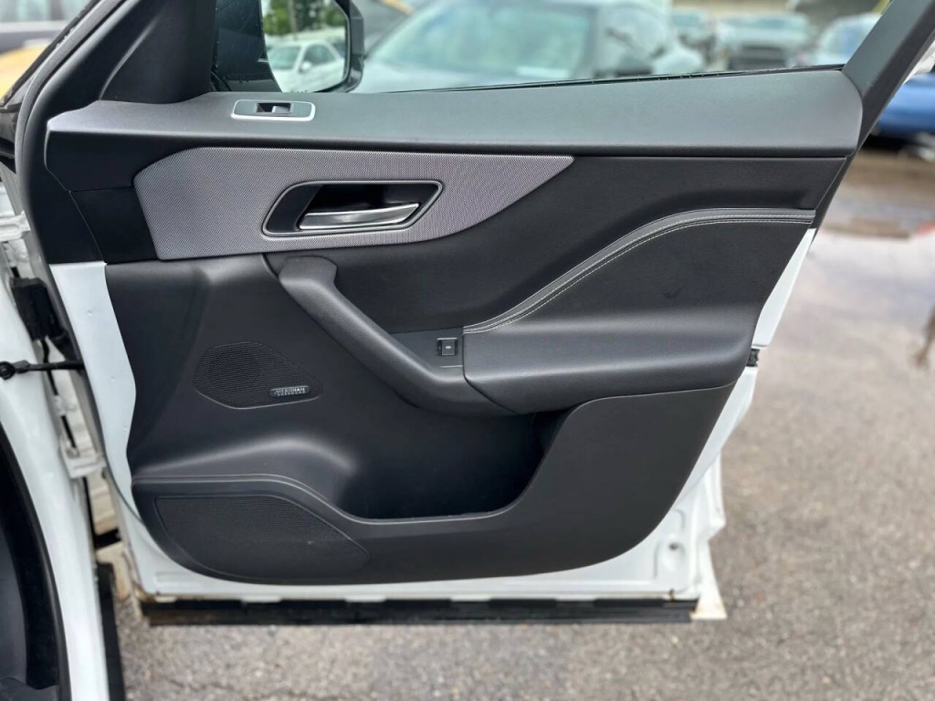 2019 Jaguar F-PACE Image 21