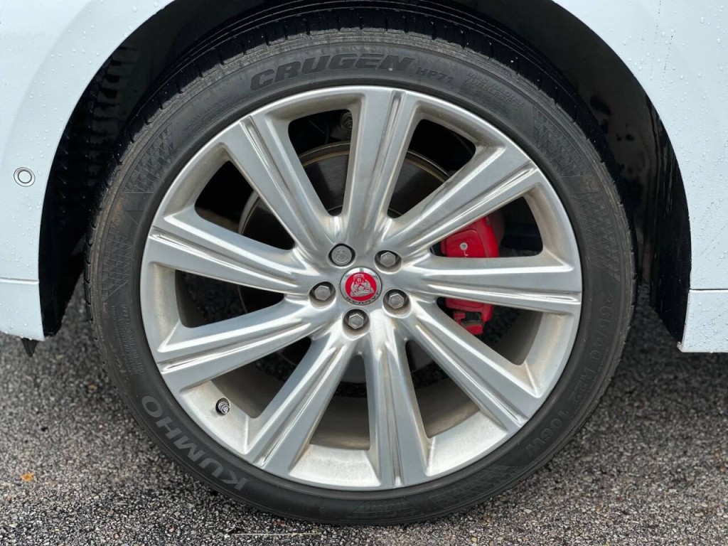2019 Jaguar F-PACE Image 22