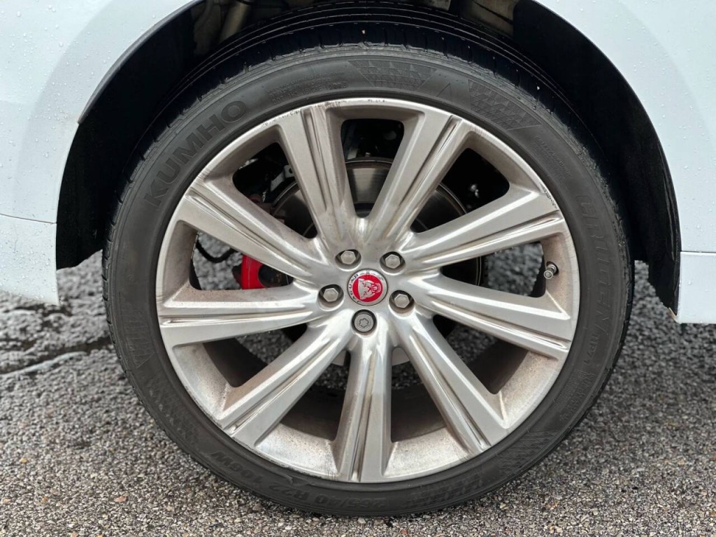 2019 Jaguar F-PACE Image 24