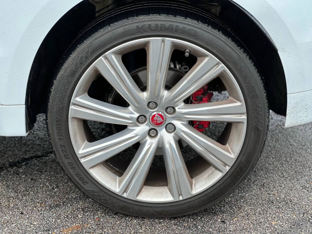 2019 Jaguar F-PACE Image 25