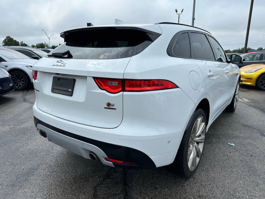 2019 Jaguar F-PACE Image 30
