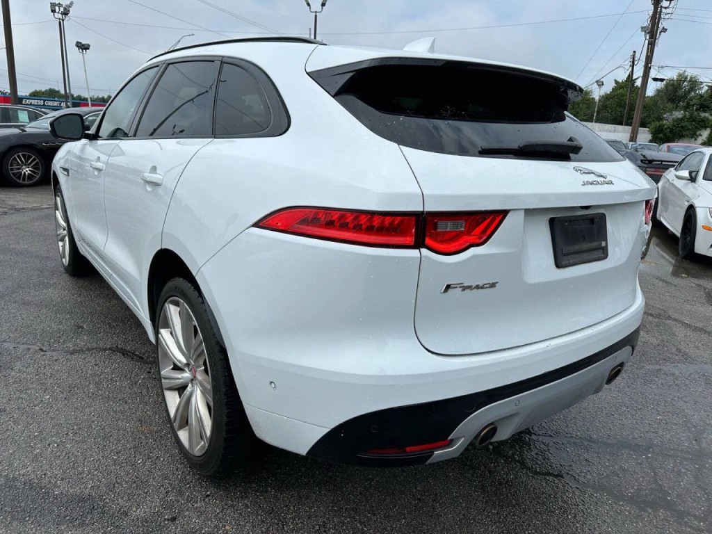 2019 Jaguar F-PACE Image 32