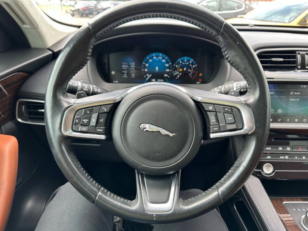 2019 Jaguar F-PACE Image 34