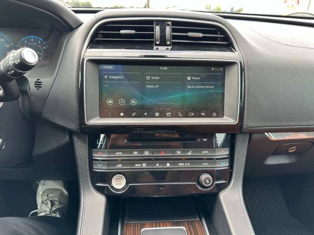 2019 Jaguar F-PACE Image 35