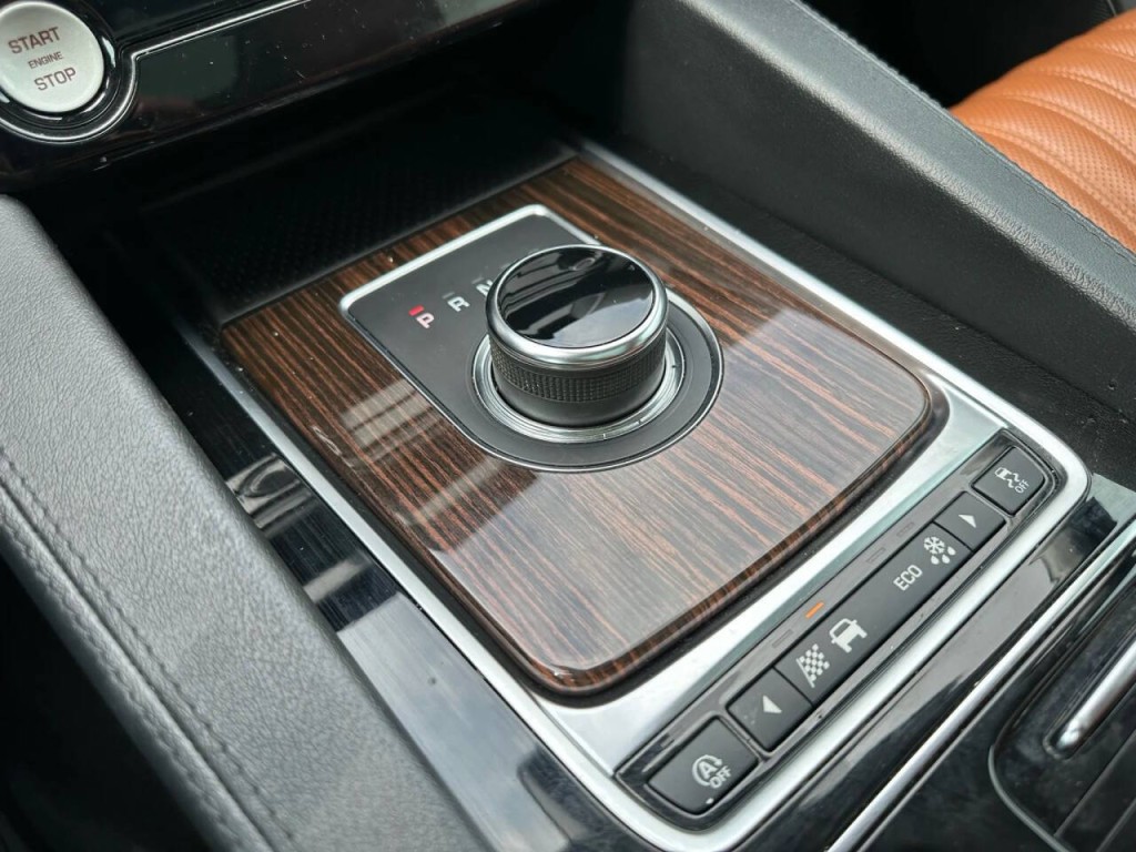2019 Jaguar F-PACE Image 36