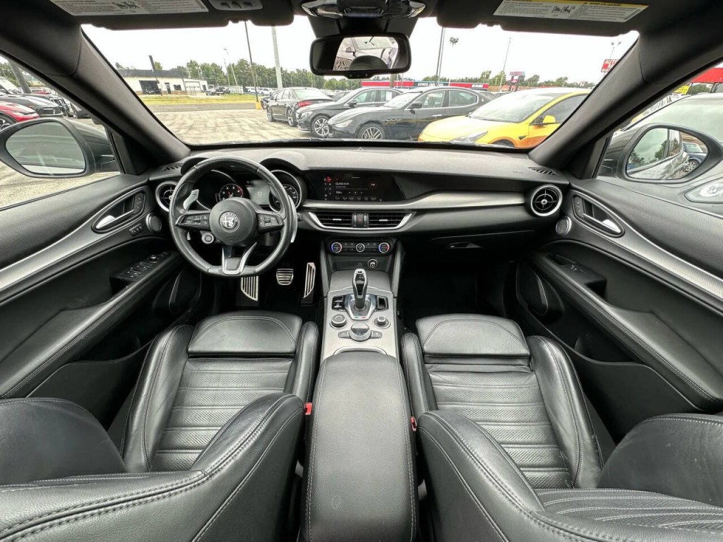 2020 Alfa Romeo Stelvio Image 2