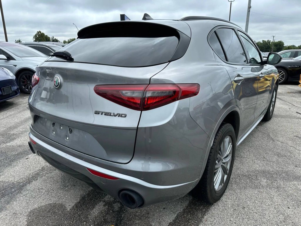 2020 Alfa Romeo Stelvio Image 32