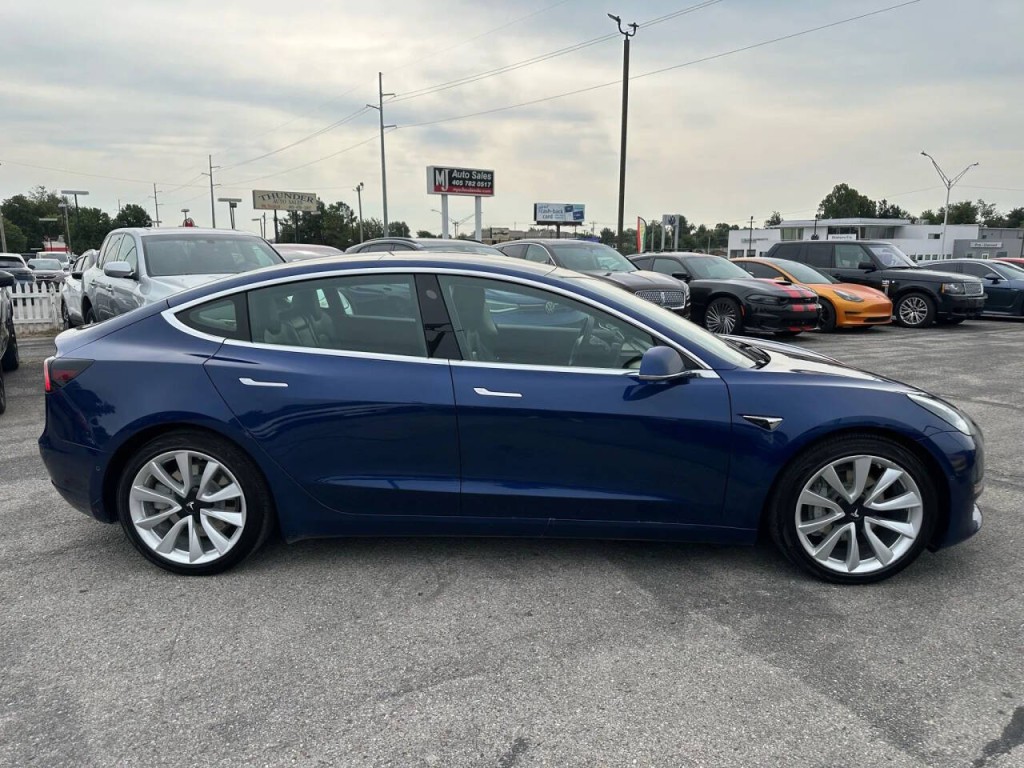 2020 Tesla Model 3 Image 32