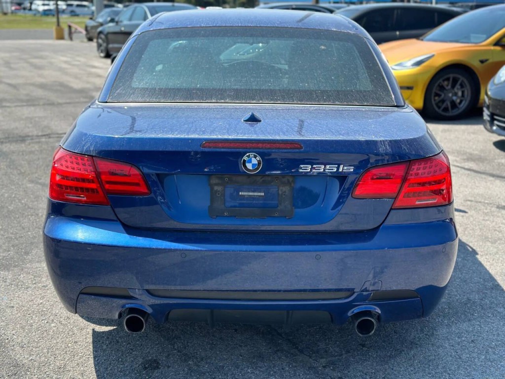 2011 BMW 3 Series Image 12