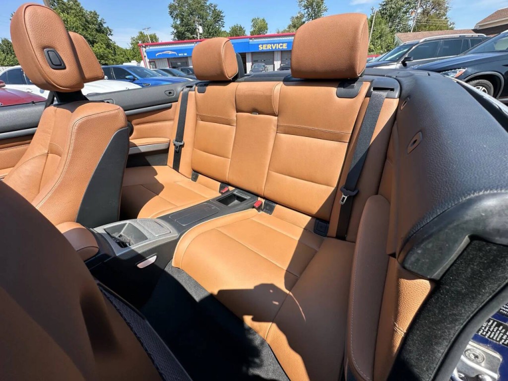 2011 BMW 3 Series Image 23