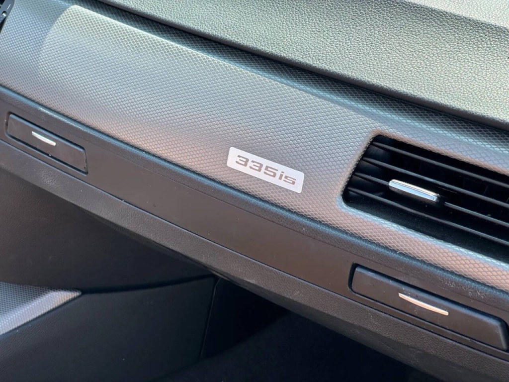 2011 BMW 3 Series Image 25