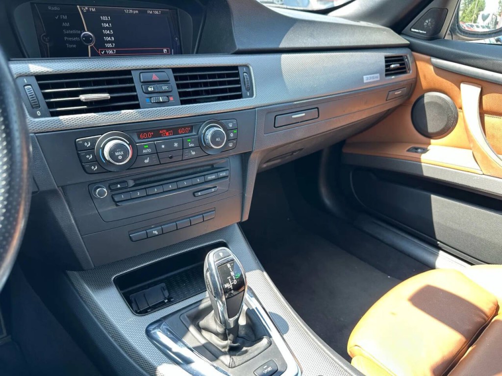 2011 BMW 3 Series Image 35