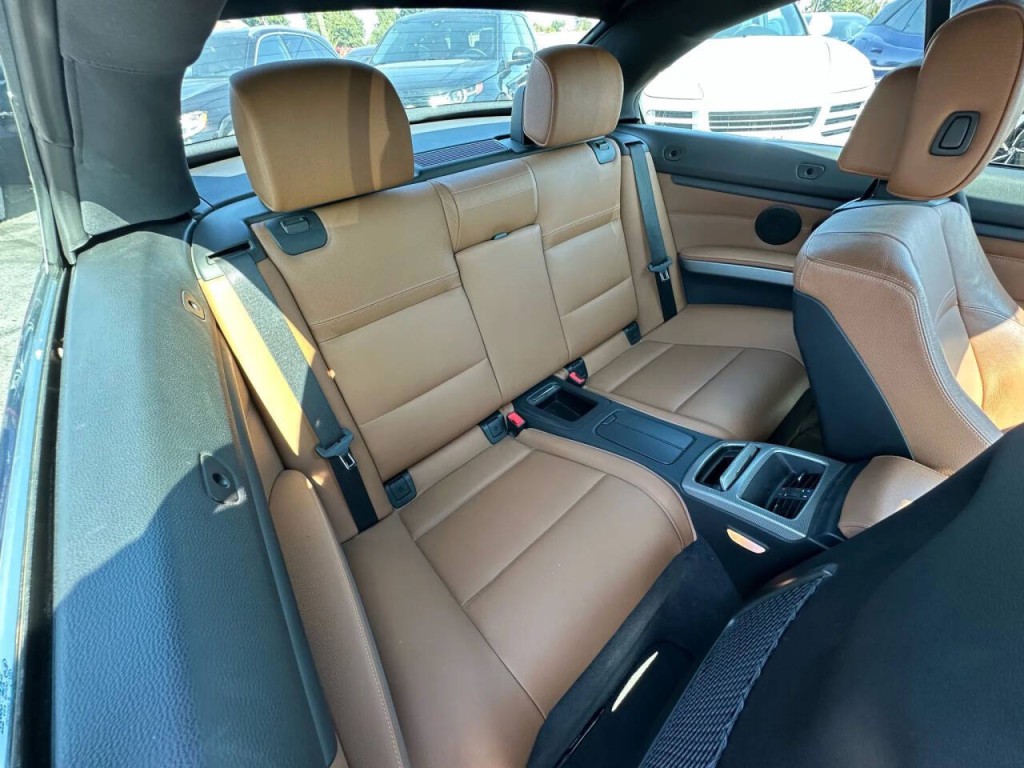 2011 BMW 3 Series Image 23