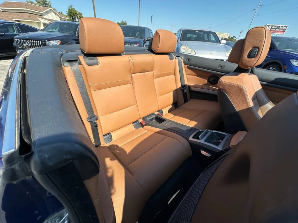 2011 BMW 3 Series Image 24