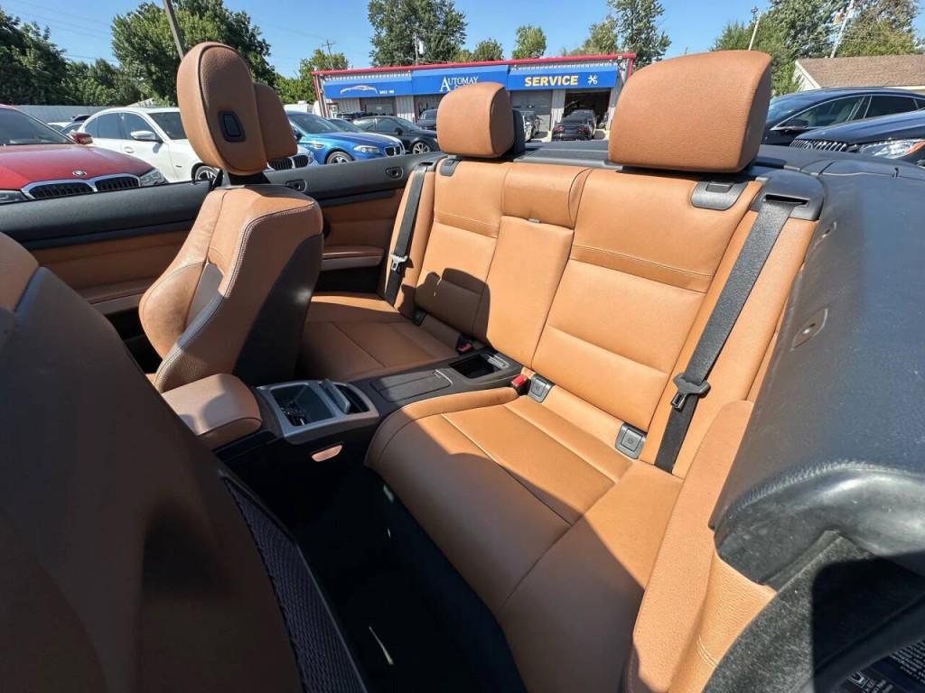 2011 BMW 3 Series Image 25