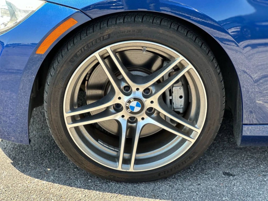 2011 BMW 3 Series Image 32