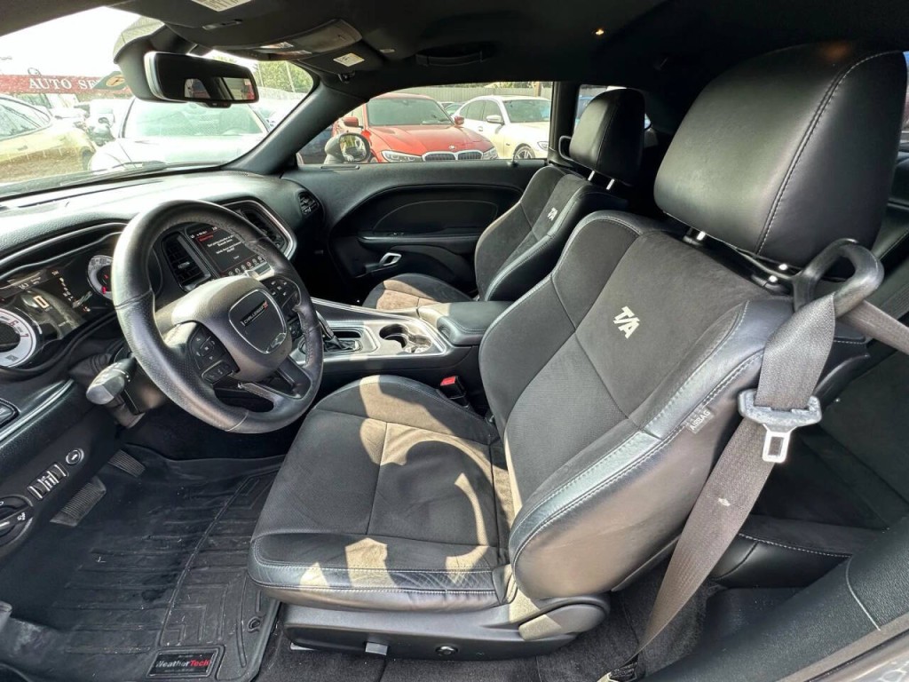 2017 Dodge Challenger Image 8