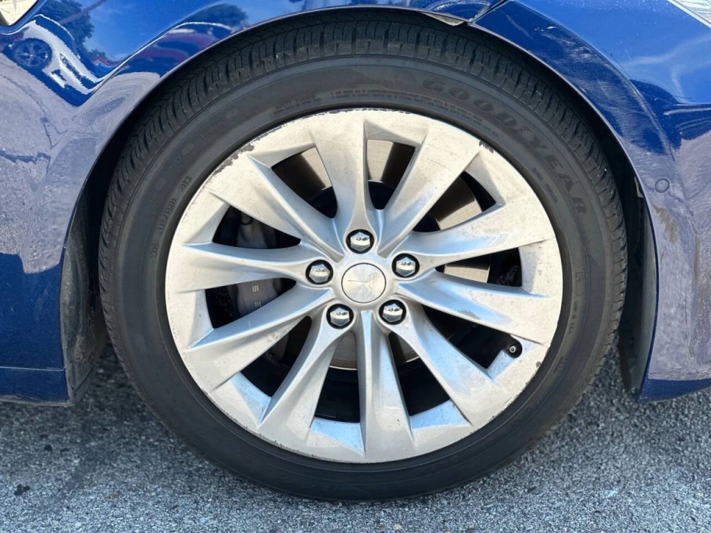 2017 Tesla Model S Image 21