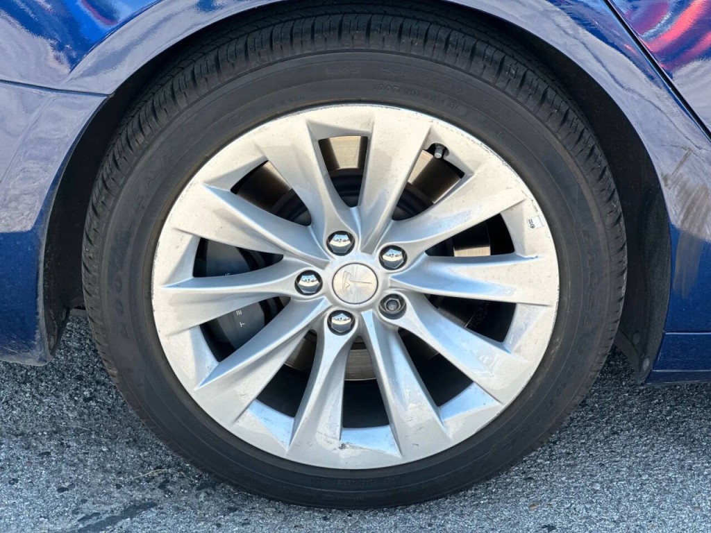 2017 Tesla Model S Image 22
