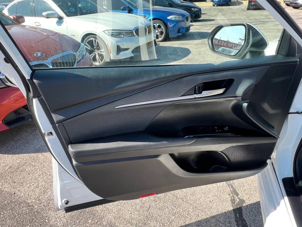 2025 Toyota Camry Image 9