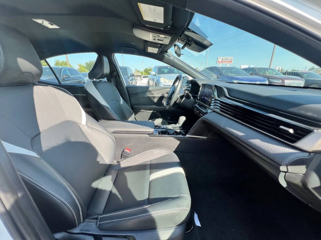 2025 Toyota Camry Image 16
