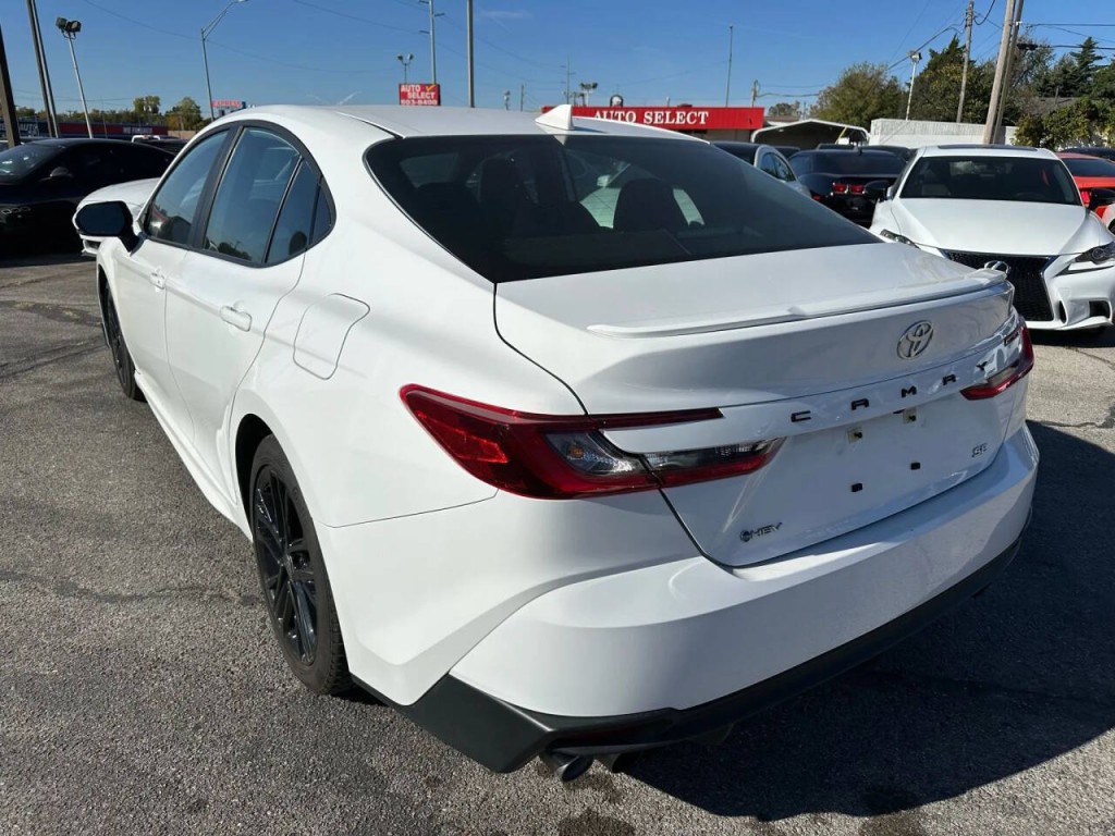 2025 Toyota Camry Image 32