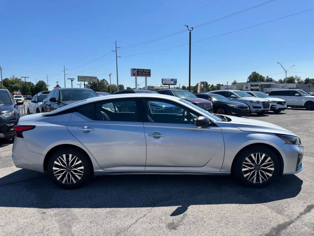 2024 Nissan Altima Image 32