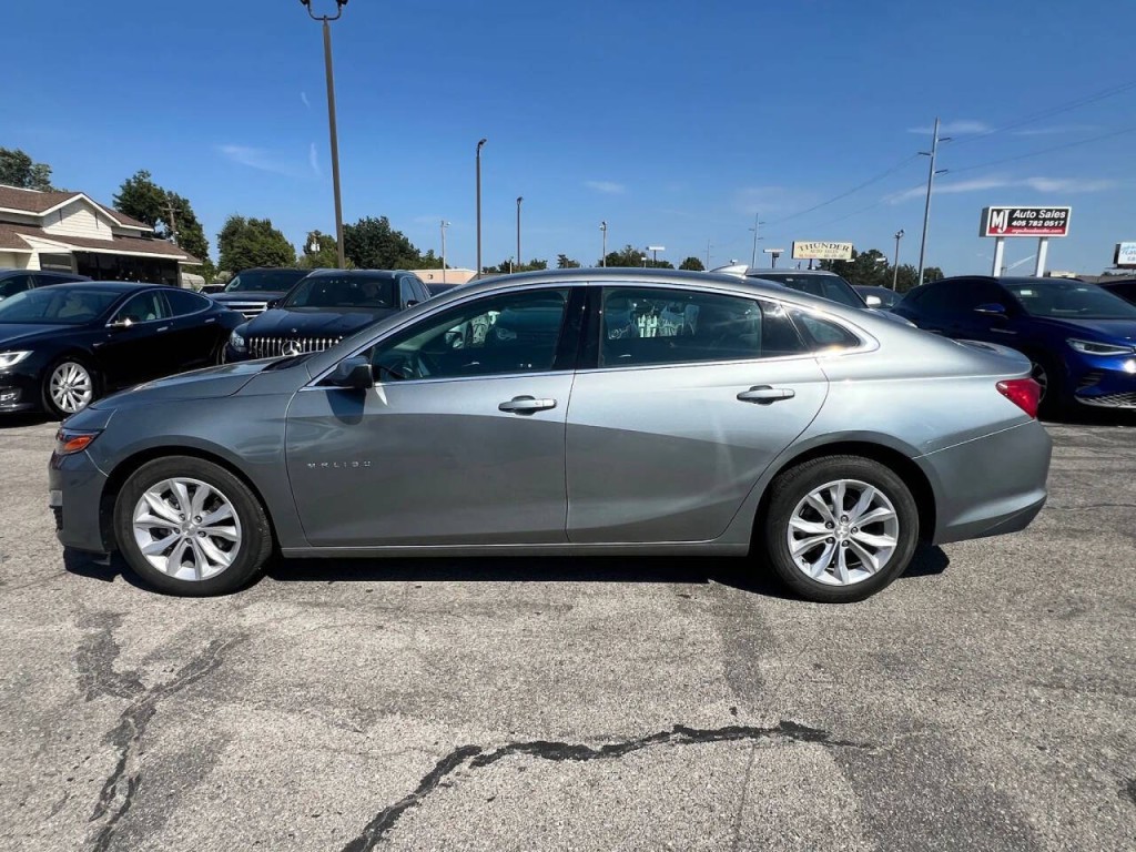 2025 Chevrolet Malibu Image 2
