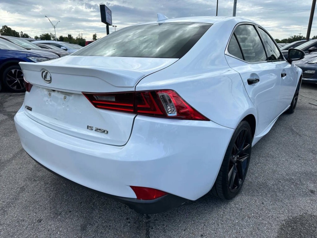 2015 Lexus IS 250 Image 32