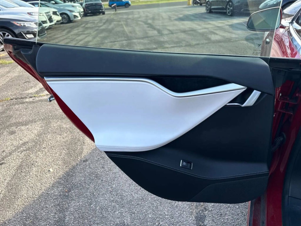 2017 Tesla Model S Image 21