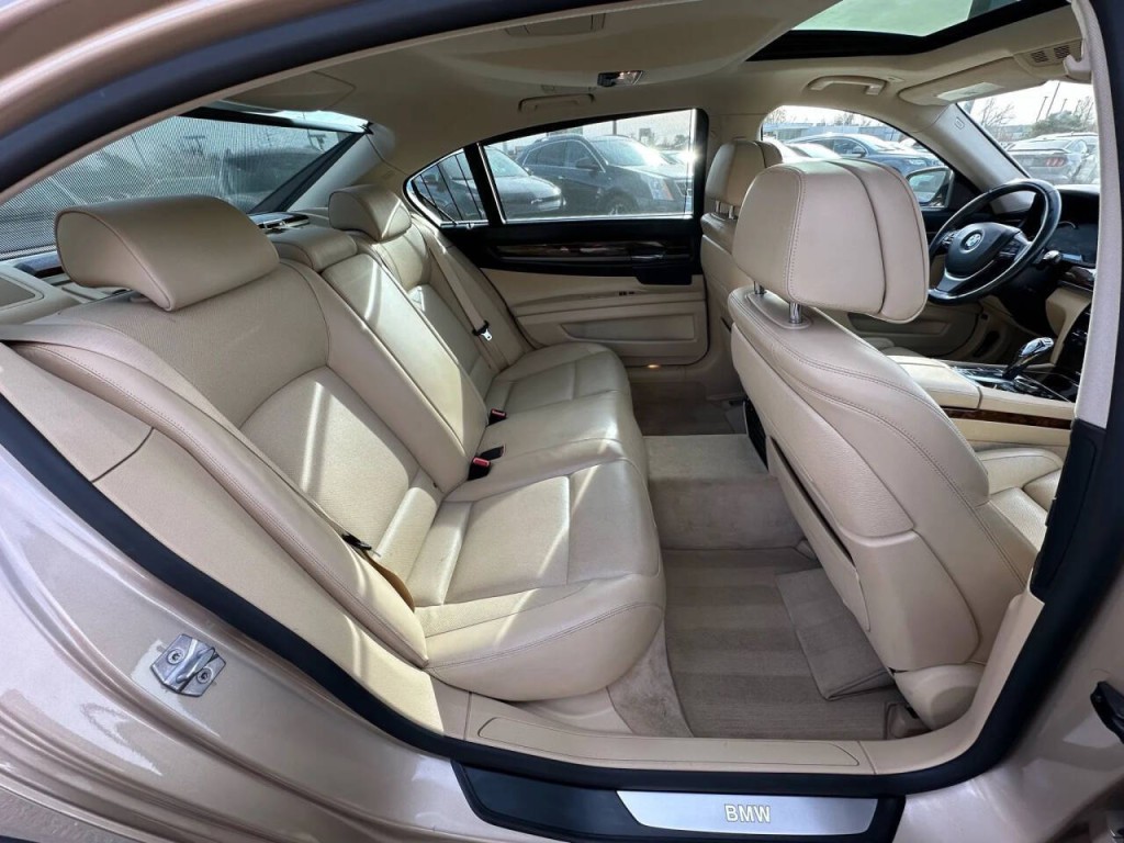 2014 BMW 7 Series Image 17