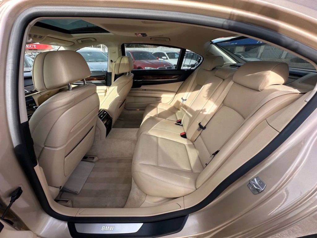2014 BMW 7 Series Image 23