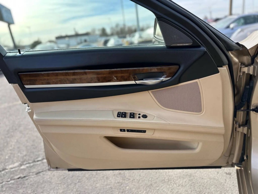 2014 BMW 7 Series Image 25