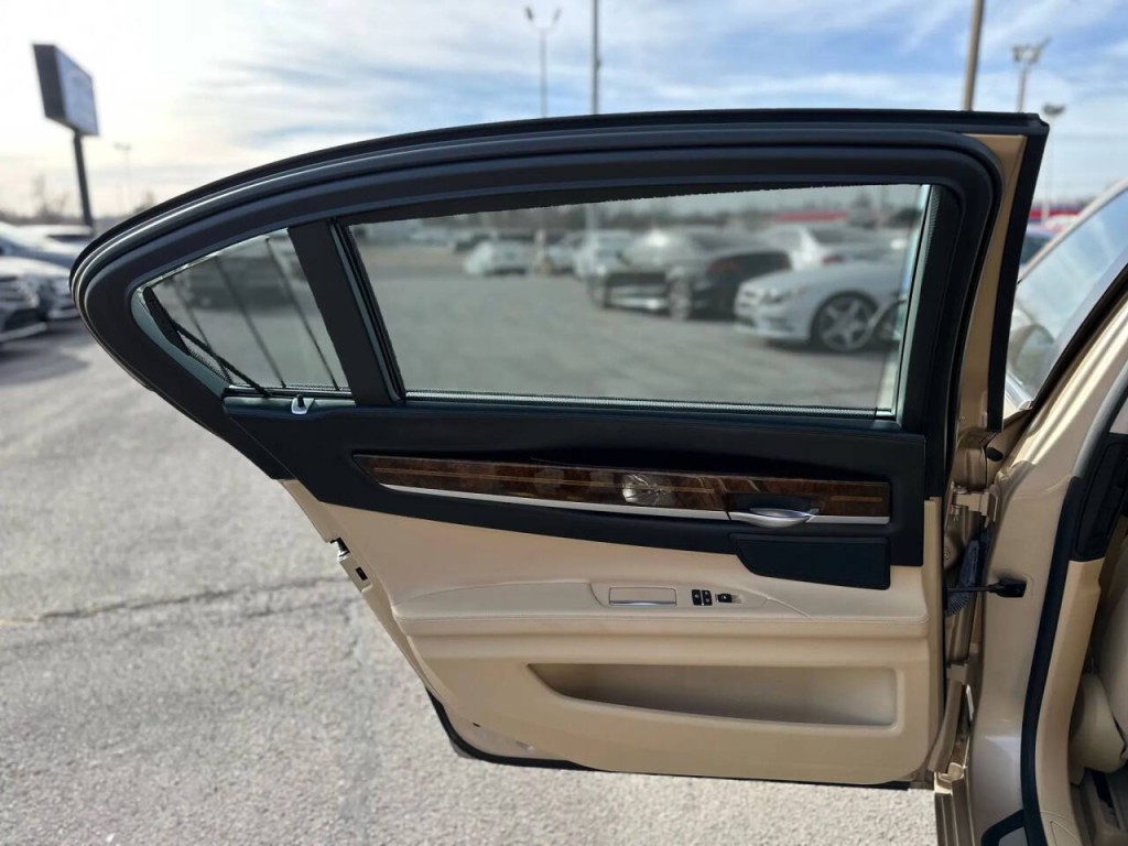 2014 BMW 7 Series Image 26