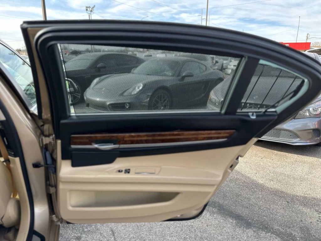 2014 BMW 7 Series Image 28