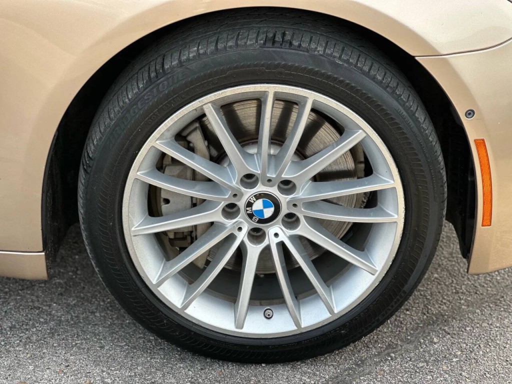 2014 BMW 7 Series Image 32