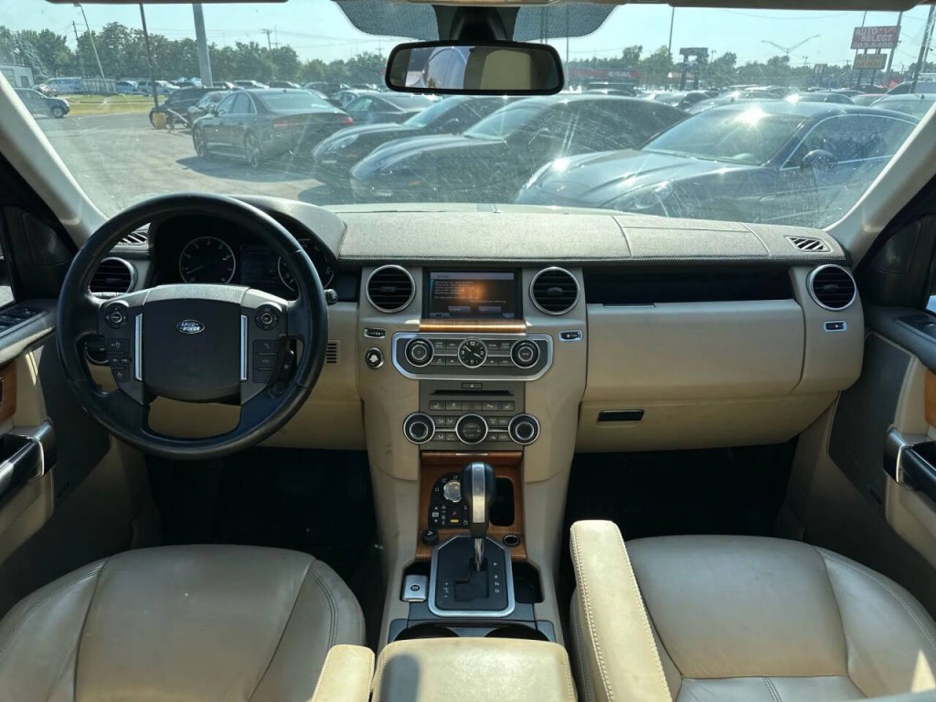 2011 Land Rover LR4 Image 12