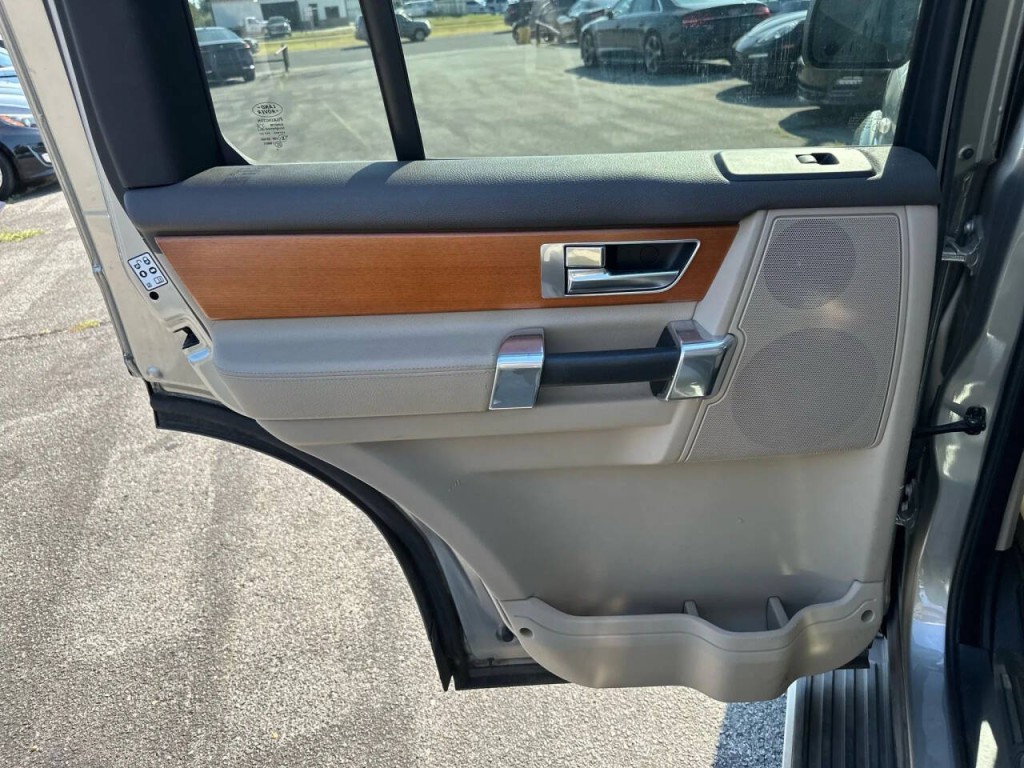 2011 Land Rover LR4 Image 22