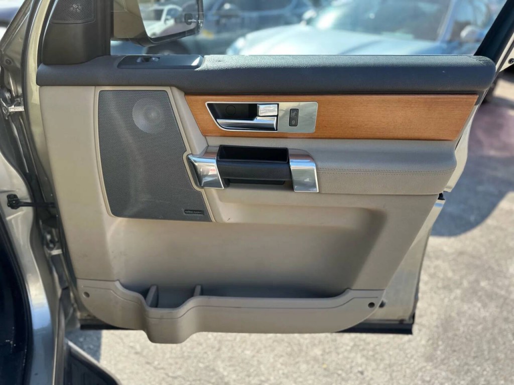 2011 Land Rover LR4 Image 23