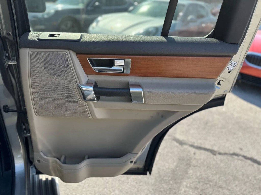 2011 Land Rover LR4 Image 24