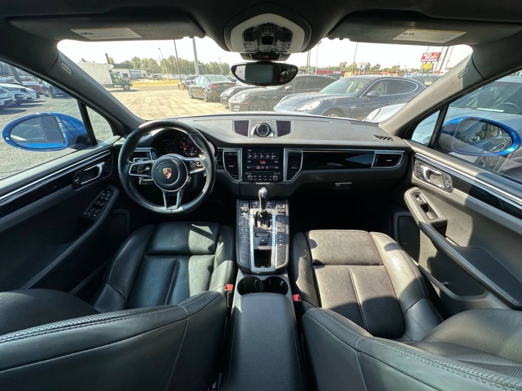 2017 Porsche Macan Image 2