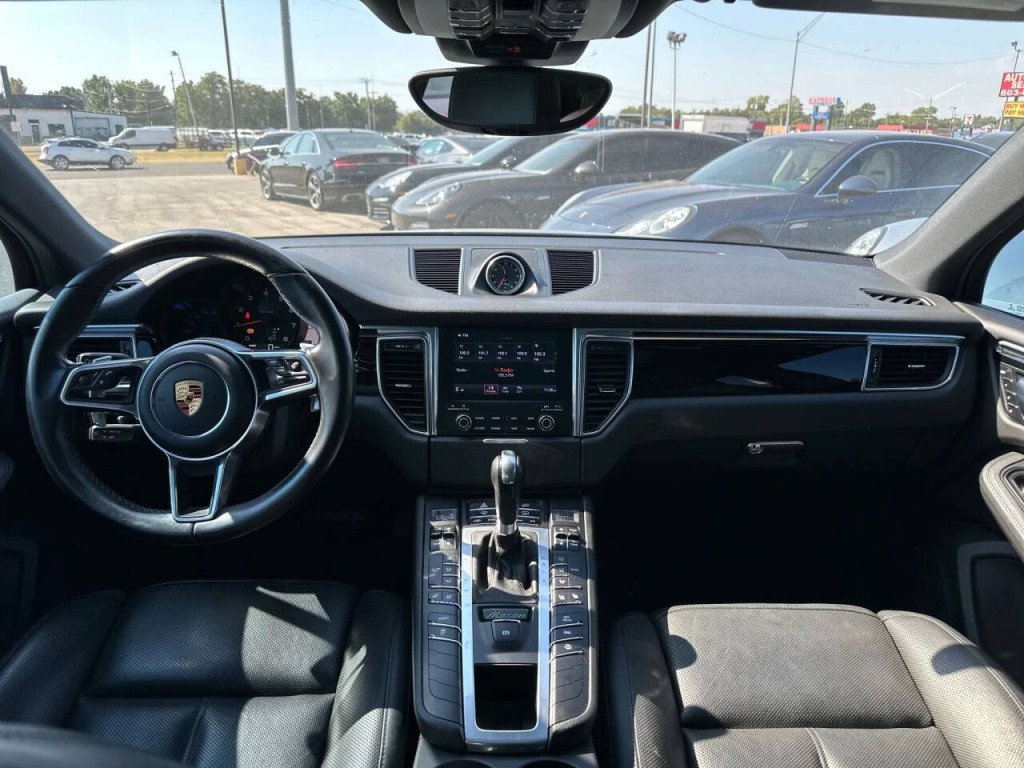 2017 Porsche Macan Image 12
