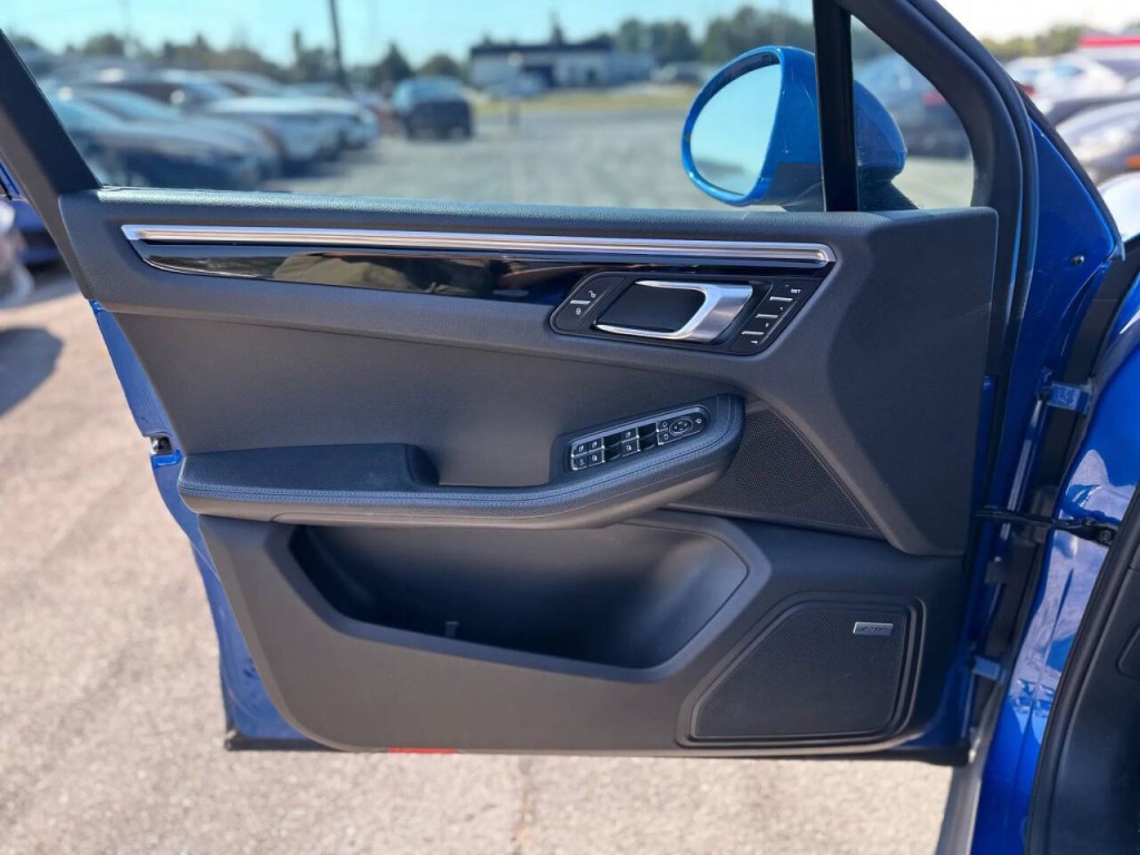 2017 Porsche Macan Image 19