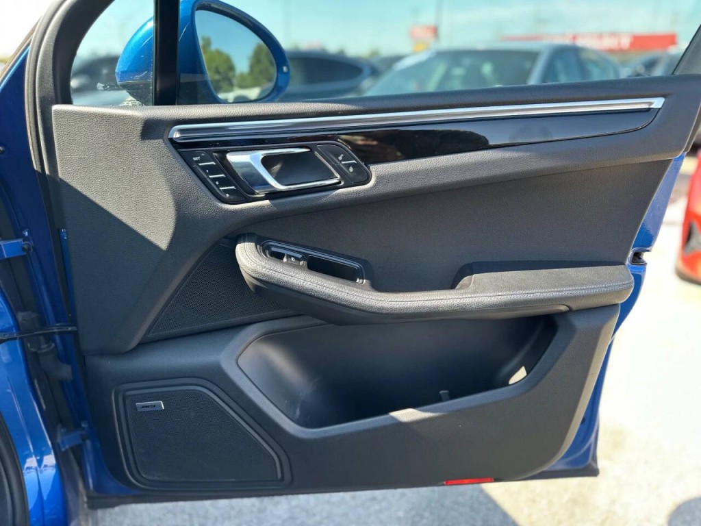 2017 Porsche Macan Image 21