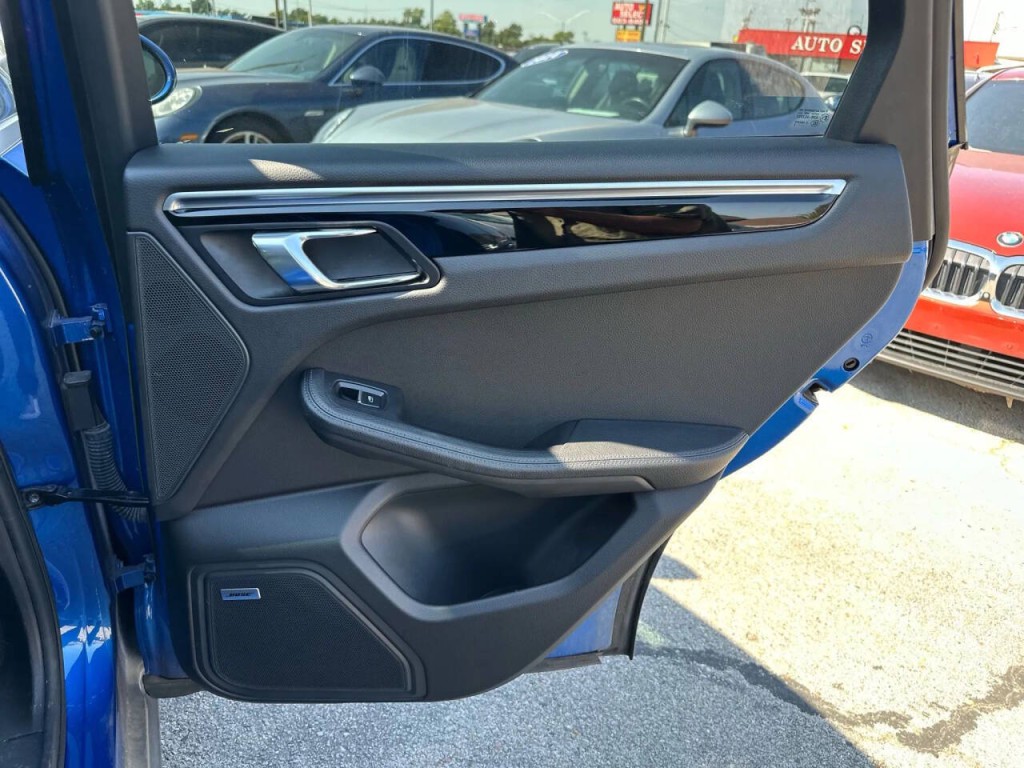 2017 Porsche Macan Image 22