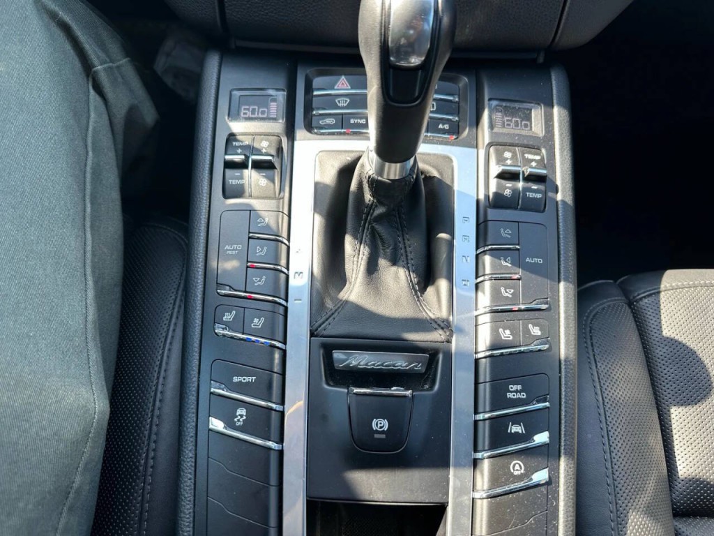 2017 Porsche Macan Image 30