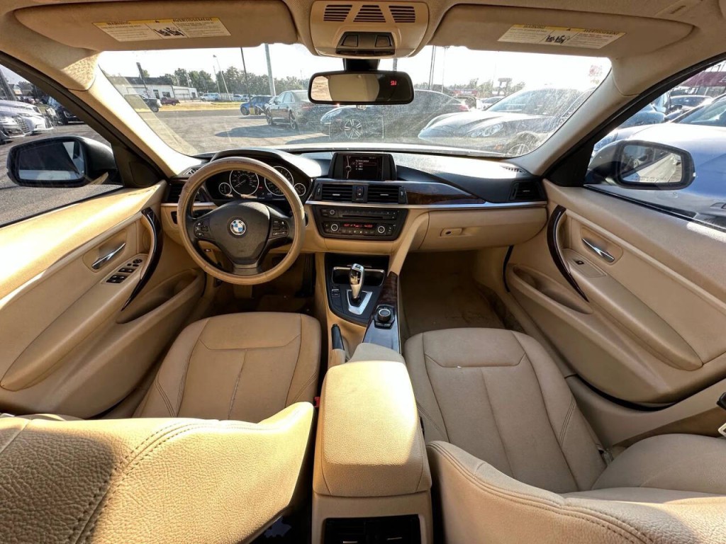 2013 BMW 3 Series Image 2