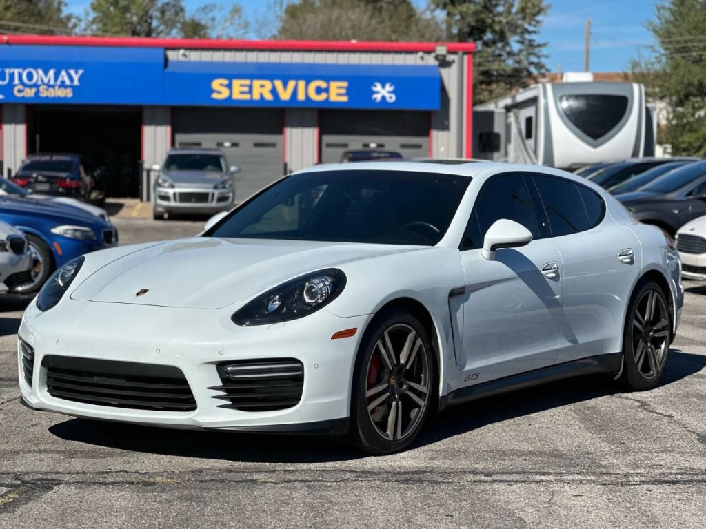 2016 Porsche Panamera Image 1